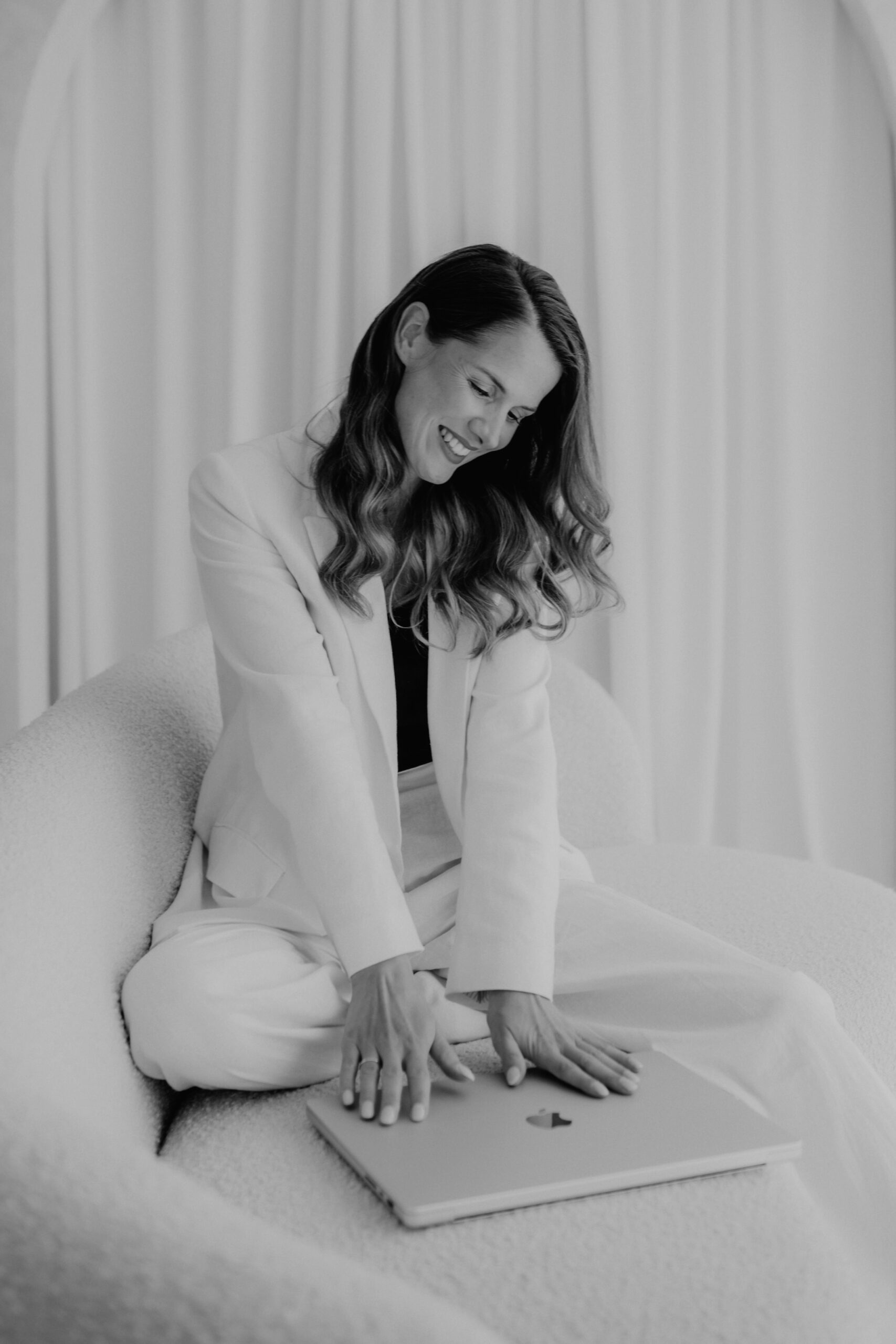 Mentorin und Fotografin bei ihrem Brandshooting mit Caro Simon im Dortmunder Studio CoSi